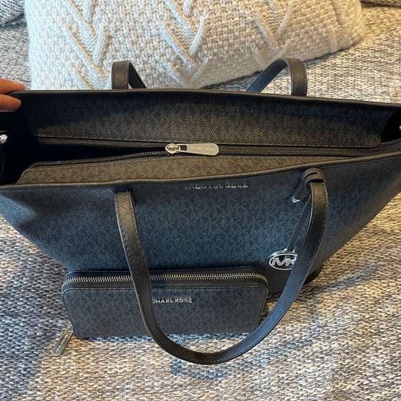 Michael Kors Tote Bag and Large Wallet Set - Picture 3 of 5